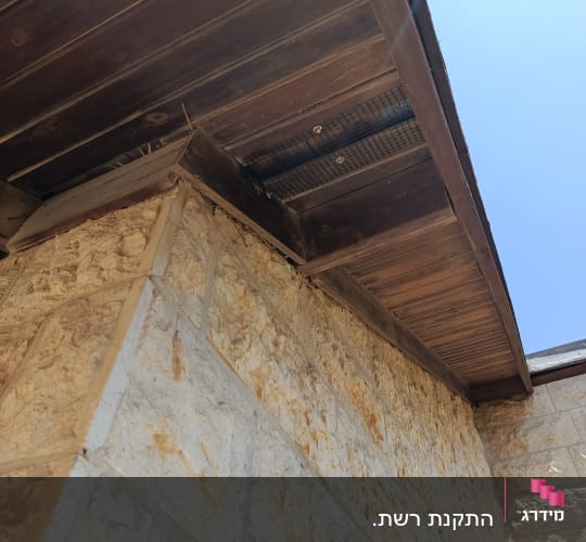 רשת למניעת כניסת יונים מתחת לגג